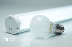 Alternativas lâmpadas fluorescentes mercúrio: lâmpada fluorescente ao lado de LED ilustrando a proibição de importação das NCMs 8539.31 e 8539.39